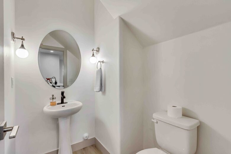 Stylish 3-bedroom Townhouse Near St. George with Hot Tub and Mountain Views - Santa Clara, Utah