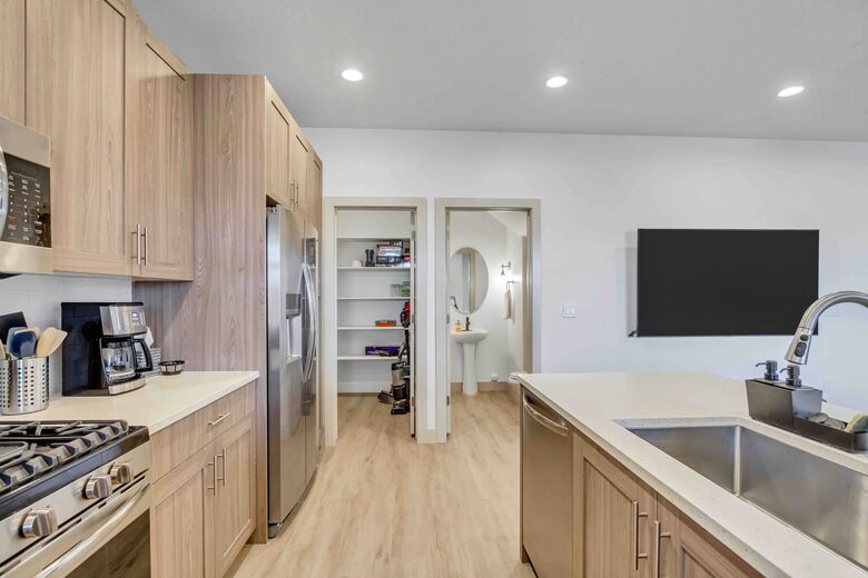 Stylish 3-bedroom Townhouse Near St. George with Hot Tub and Mountain Views - Santa Clara, Utah