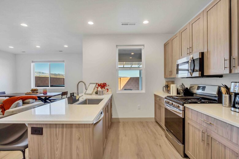 Stylish 3-bedroom Townhouse Near St. George with Hot Tub and Mountain Views - Santa Clara, Utah