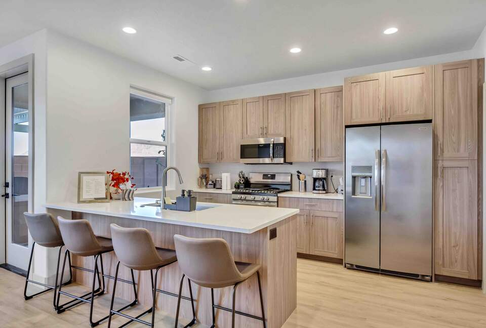 Stylish 3-bedroom Townhouse Near St. George with Hot Tub and Mountain Views - Santa Clara, Utah