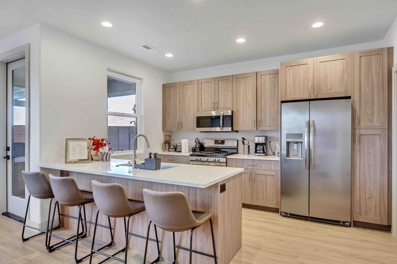 Stylish 3-bedroom Townhouse Near St. George with Hot Tub and Mountain Views - Santa Clara, Utah