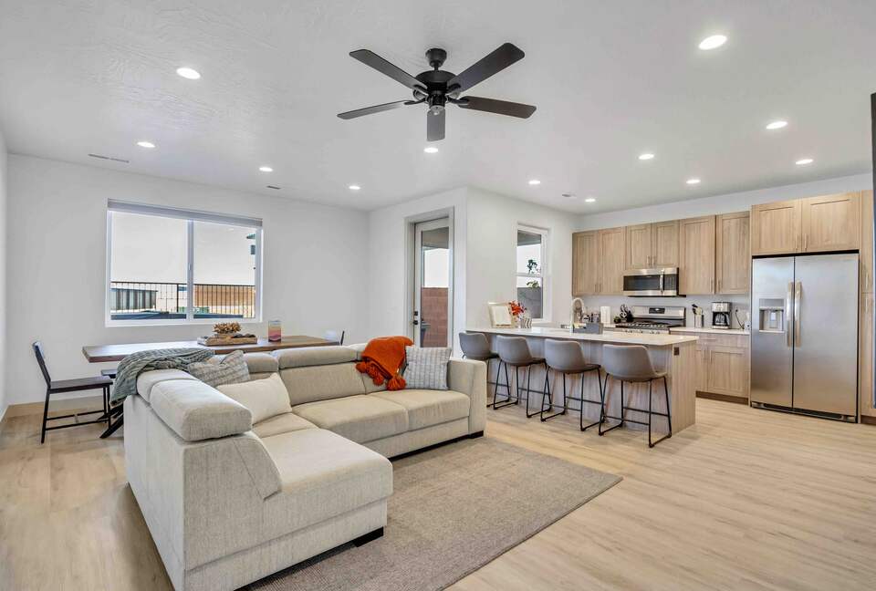 Stylish 3-bedroom Townhouse Near St. George with Hot Tub and Mountain Views - Santa Clara, Utah