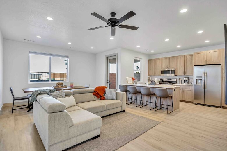 Stylish 3-bedroom Townhouse Near St. George with Hot Tub and Mountain Views - Santa Clara, Utah