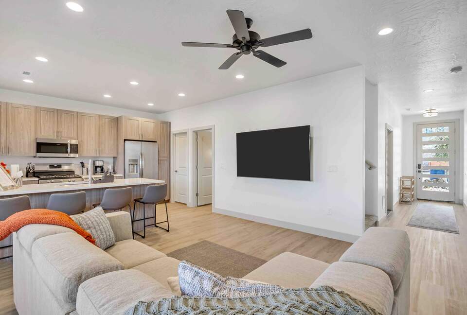 Stylish 3-bedroom Townhouse Near St. George with Hot Tub and Mountain Views - Santa Clara, Utah