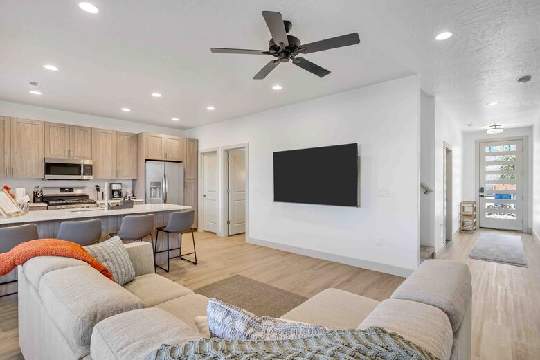 Stylish 3-bedroom Townhouse Near St. George with Hot Tub and Mountain Views - Santa Clara, Utah