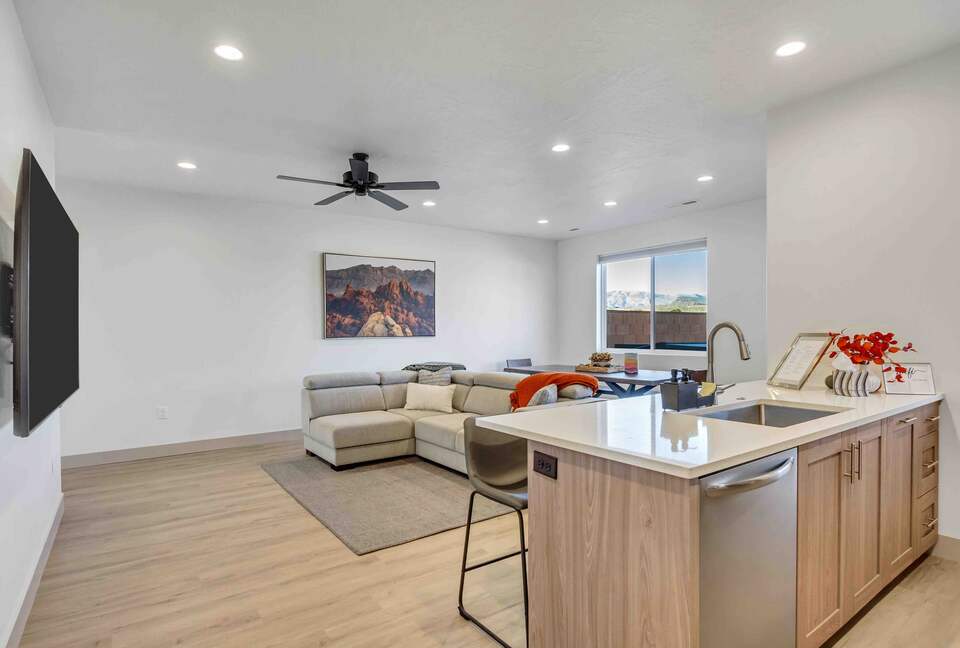 Stylish 3-bedroom Townhouse Near St. George with Hot Tub and Mountain Views - Santa Clara, Utah