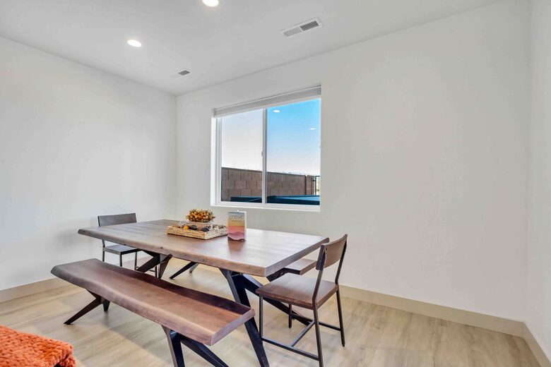 Stylish 3-bedroom Townhouse Near St. George with Hot Tub and Mountain Views - Santa Clara, Utah