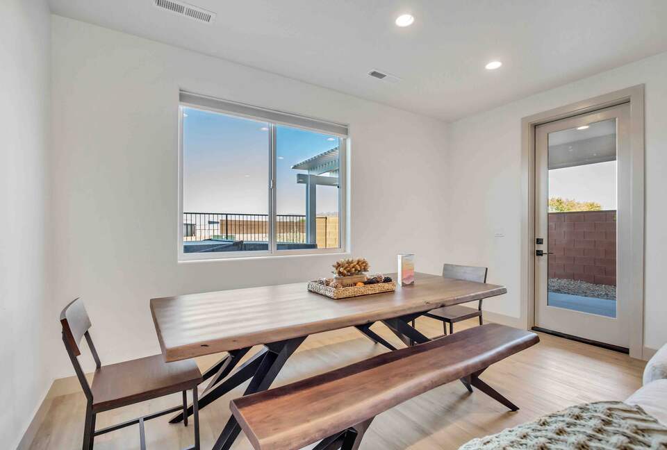 Stylish 3-bedroom Townhouse Near St. George with Hot Tub and Mountain Views - Santa Clara, Utah