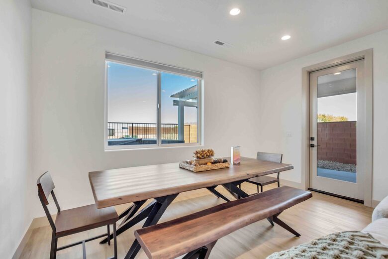 Stylish 3-bedroom Townhouse Near St. George with Hot Tub and Mountain Views - Santa Clara, Utah