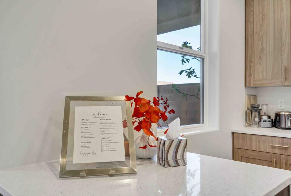 Stylish 3-bedroom Townhouse Near St. George with Hot Tub and Mountain Views - Santa Clara, Utah