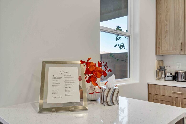 Stylish 3-bedroom Townhouse Near St. George with Hot Tub and Mountain Views - Santa Clara, Utah