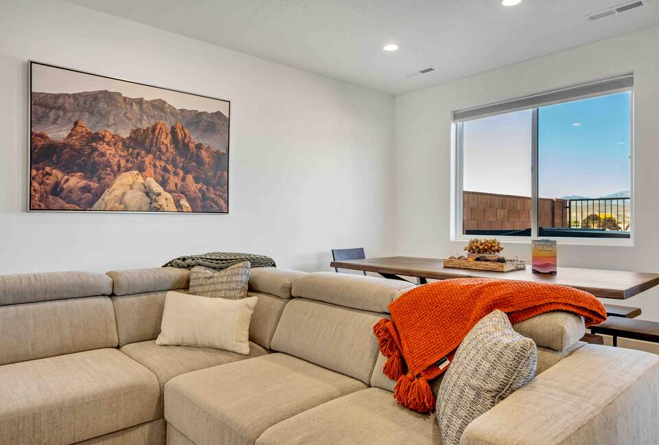 Stylish 3-bedroom Townhouse Near St. George with Hot Tub and Mountain Views - Santa Clara, Utah