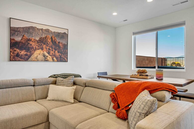 Stylish 3-bedroom Townhouse Near St. George with Hot Tub and Mountain Views - Santa Clara, Utah