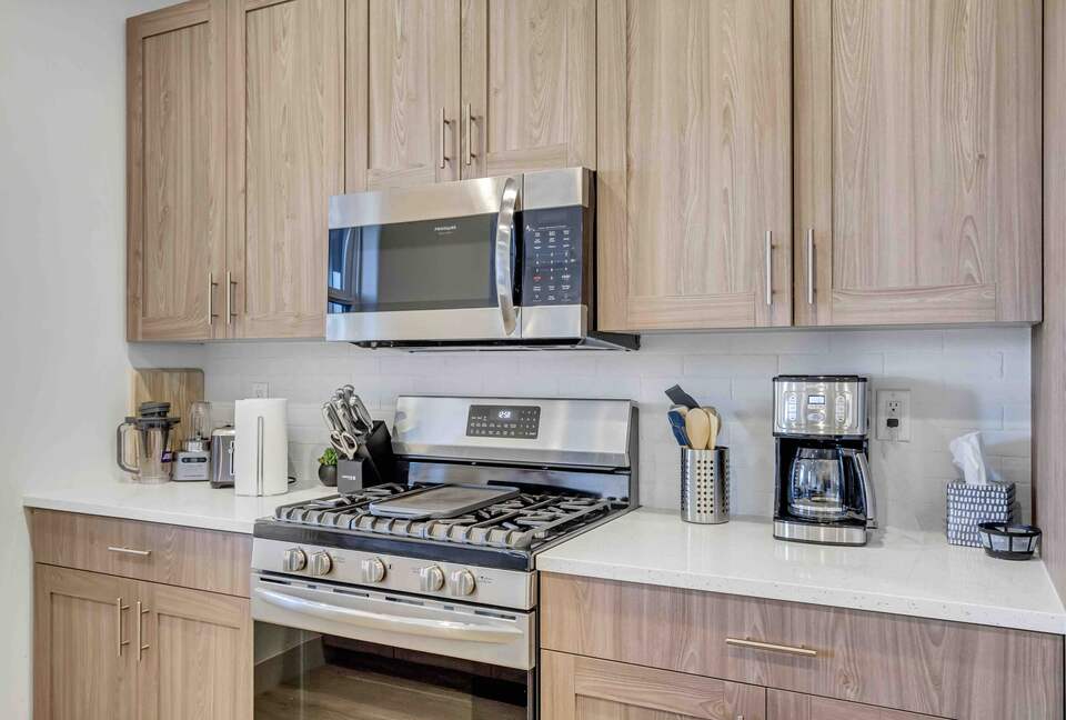 Stylish 3-bedroom Townhouse Near St. George with Hot Tub and Mountain Views - Santa Clara, Utah