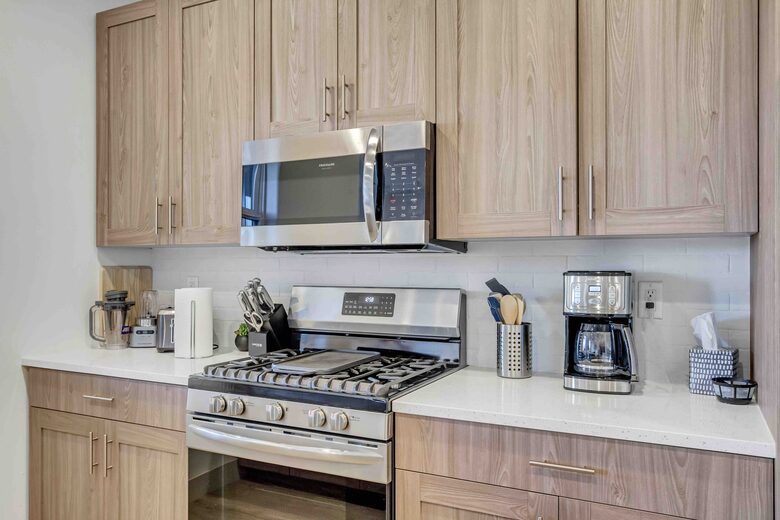 Stylish 3-bedroom Townhouse Near St. George with Hot Tub and Mountain Views - Santa Clara, Utah