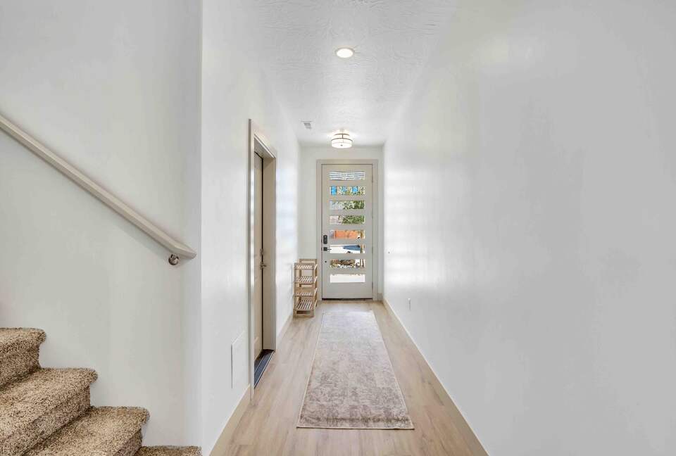 Stylish 3-bedroom Townhouse Near St. George with Hot Tub and Mountain Views - Santa Clara, Utah