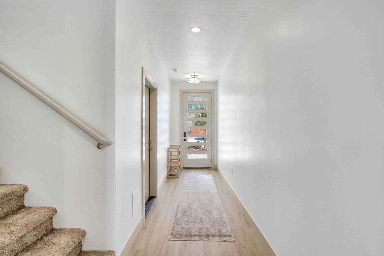 Stylish 3-bedroom Townhouse Near St. George with Hot Tub and Mountain Views - Santa Clara, Utah