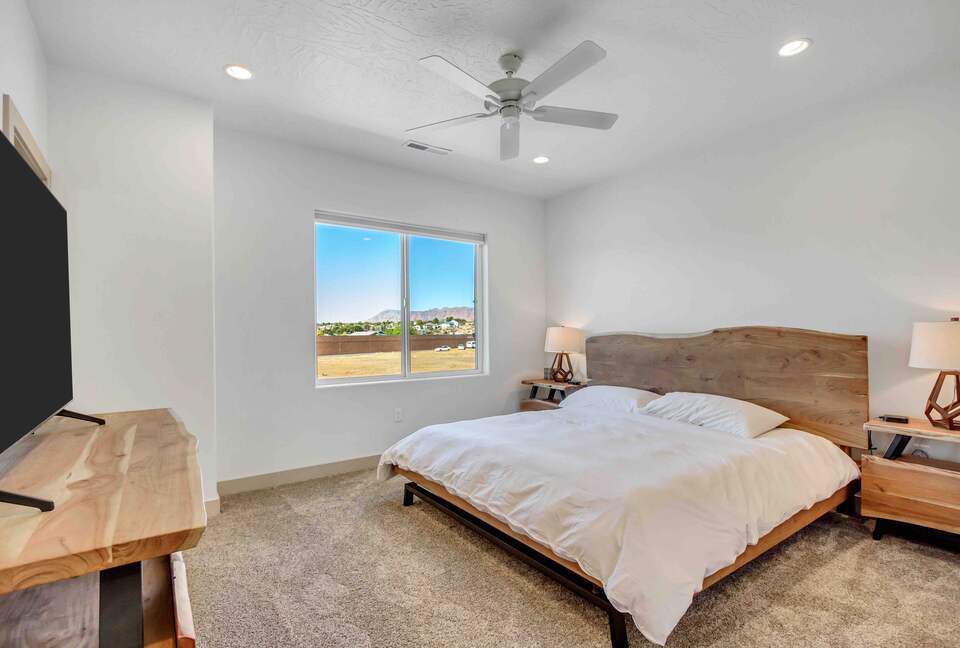 Stylish 3-bedroom Townhouse Near St. George with Hot Tub and Mountain Views - Santa Clara, Utah