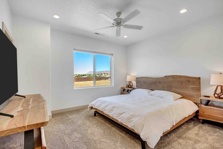 Stylish 3-bedroom Townhouse Near St. George with Hot Tub and Mountain Views - Santa Clara, Utah