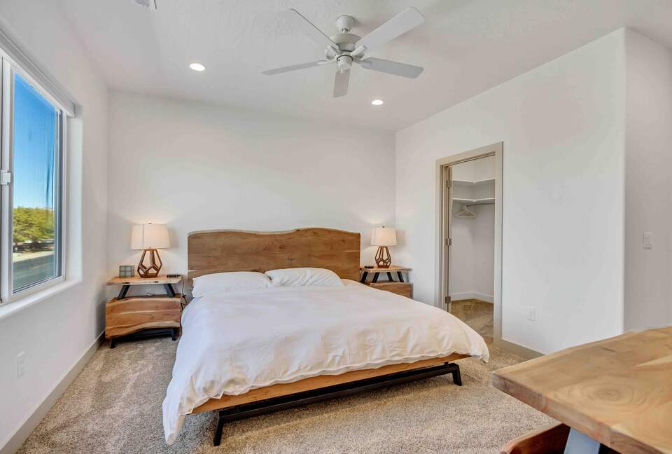 Stylish 3-bedroom Townhouse Near St. George with Hot Tub and Mountain Views - Santa Clara, Utah