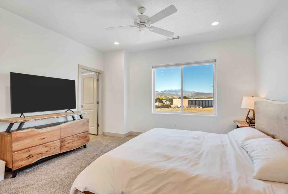 Stylish 3-bedroom Townhouse Near St. George with Hot Tub and Mountain Views - Santa Clara, Utah