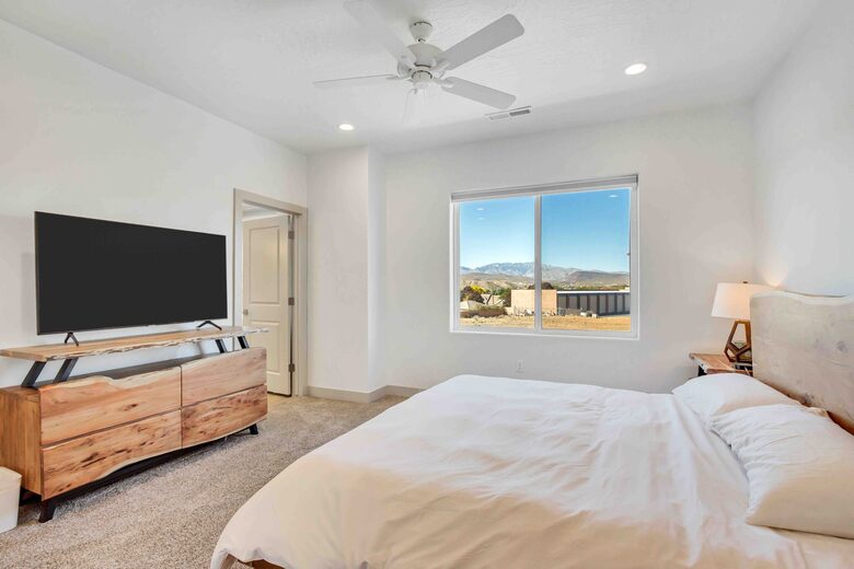 Stylish 3-bedroom Townhouse Near St. George with Hot Tub and Mountain Views - Santa Clara, Utah