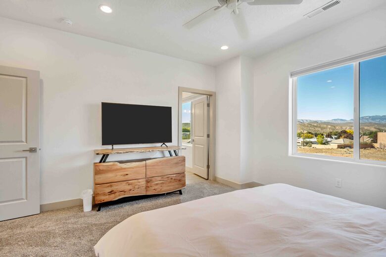 Stylish 3-bedroom Townhouse Near St. George with Hot Tub and Mountain Views - Santa Clara, Utah