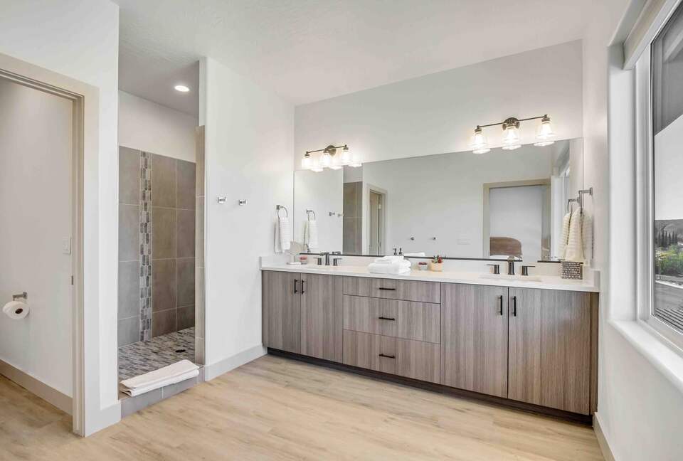 Stylish 3-bedroom Townhouse Near St. George with Hot Tub and Mountain Views - Santa Clara, Utah