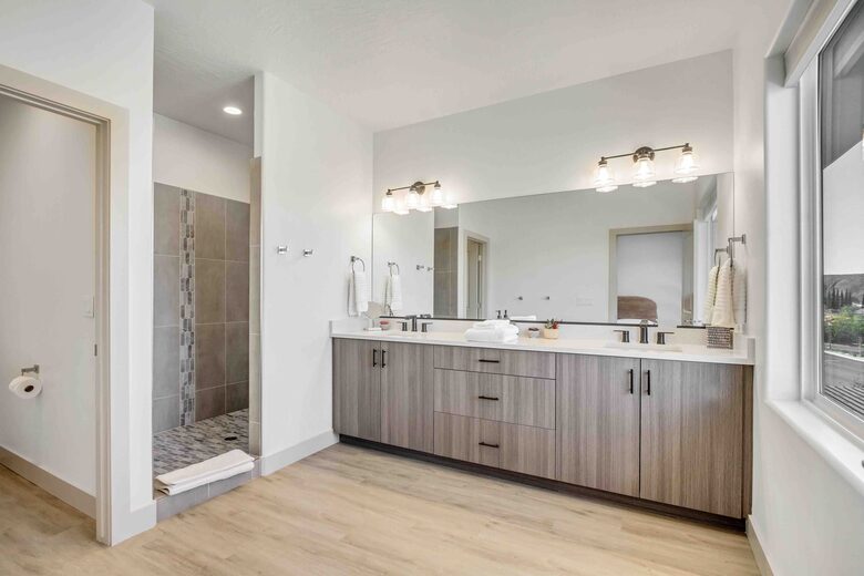 Stylish 3-bedroom Townhouse Near St. George with Hot Tub and Mountain Views - Santa Clara, Utah