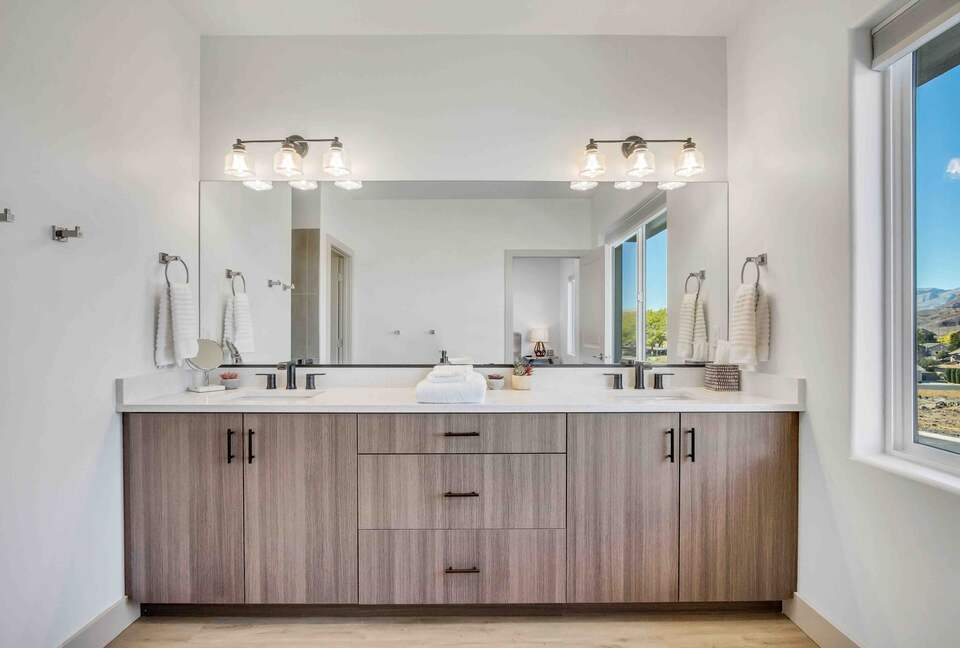 Stylish 3-bedroom Townhouse Near St. George with Hot Tub and Mountain Views - Santa Clara, Utah