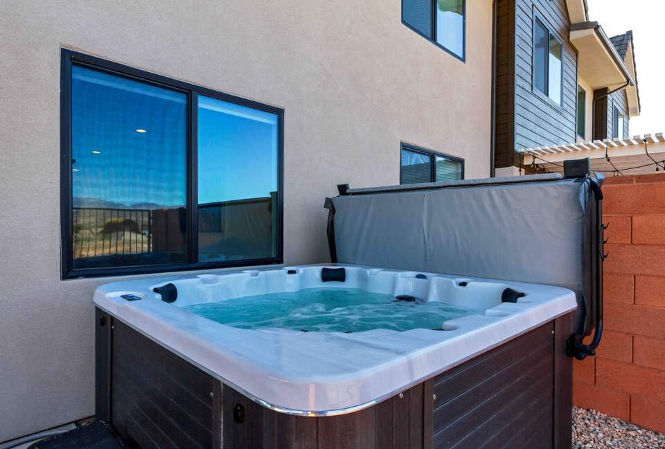 Stylish 3-bedroom Townhouse Near St. George with Hot Tub and Mountain Views - Santa Clara, Utah