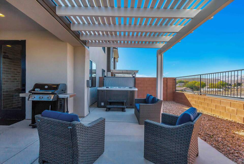 Stylish 3-bedroom Townhouse Near St. George with Hot Tub and Mountain Views - Santa Clara, Utah