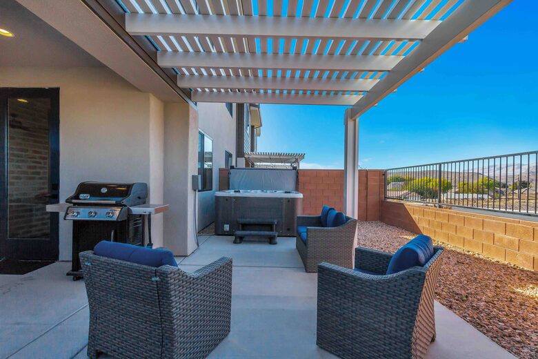 Stylish 3-bedroom Townhouse Near St. George with Hot Tub and Mountain Views - Santa Clara, Utah