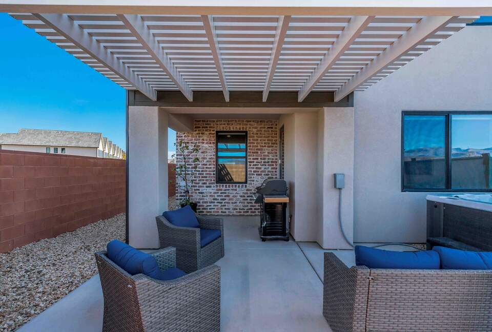 Stylish 3-bedroom Townhouse Near St. George with Hot Tub and Mountain Views - Santa Clara, Utah