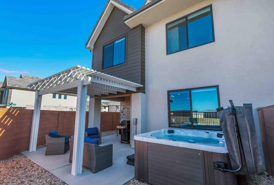 Stylish 3-bedroom Townhouse Near St. George with Hot Tub and Mountain Views - Santa Clara, Utah