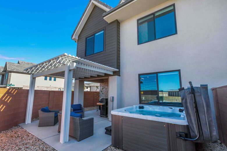Stylish 3-bedroom Townhouse Near St. George with Hot Tub and Mountain Views - Santa Clara, Utah
