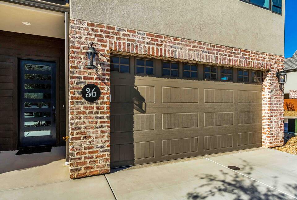 Stylish 3-bedroom Townhouse Near St. George with Hot Tub and Mountain Views - Santa Clara, Utah