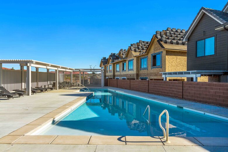 Stylish 3-bedroom Townhouse Near St. George with Hot Tub and Mountain Views - Santa Clara, Utah