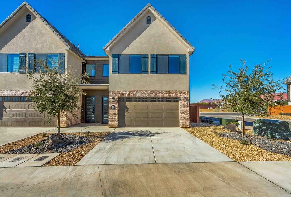 Stylish 3-bedroom Townhouse Near St. George with Hot Tub and Mountain Views - Santa Clara, Utah