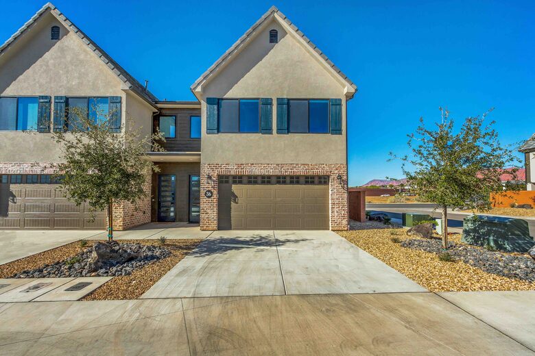 Stylish 3-bedroom Townhouse Near St. George with Hot Tub and Mountain Views - Santa Clara, Utah