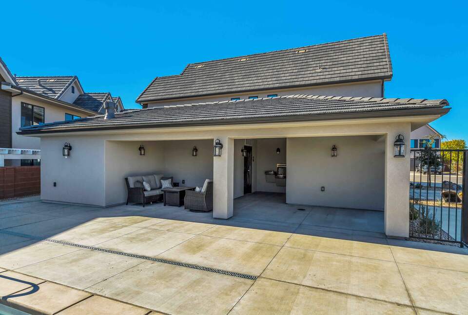 Stylish 3-bedroom Townhouse Near St. George with Hot Tub and Mountain Views - Santa Clara, Utah