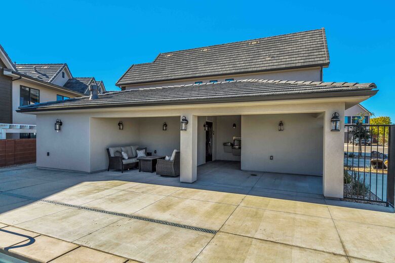 Stylish 3-bedroom Townhouse Near St. George with Hot Tub and Mountain Views - Santa Clara, Utah