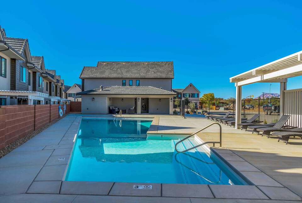 Stylish 3-bedroom Townhouse Near St. George with Hot Tub and Mountain Views - Santa Clara, Utah