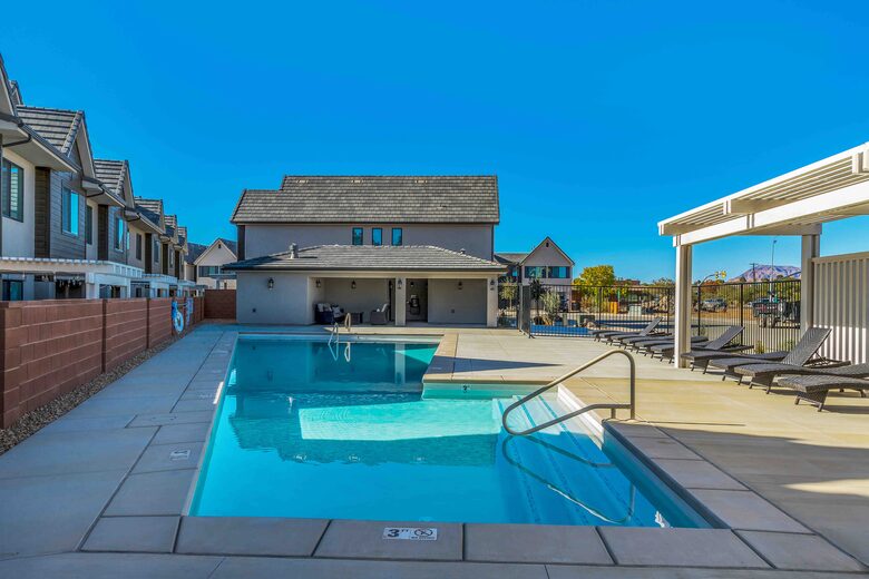 Stylish 3-bedroom Townhouse Near St. George with Hot Tub and Mountain Views - Santa Clara, Utah