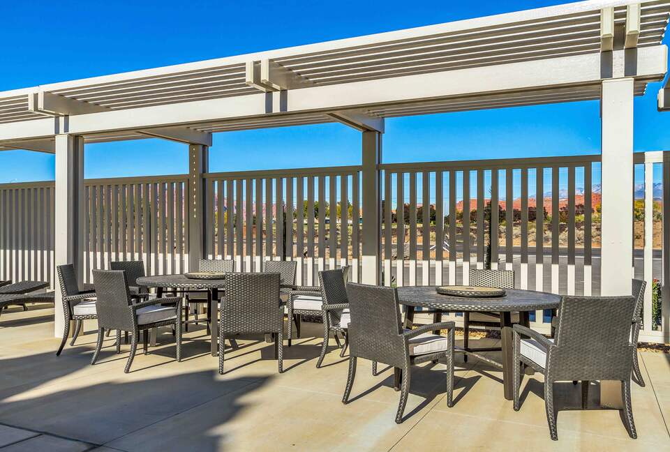 Stylish 3-bedroom Townhouse Near St. George with Hot Tub and Mountain Views - Santa Clara, Utah