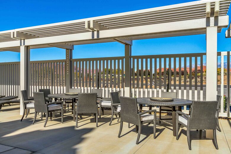 Stylish 3-bedroom Townhouse Near St. George with Hot Tub and Mountain Views - Santa Clara, Utah