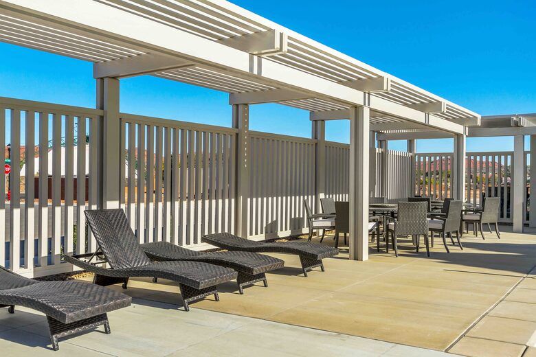 Stylish 3-bedroom Townhouse Near St. George with Hot Tub and Mountain Views - Santa Clara, Utah