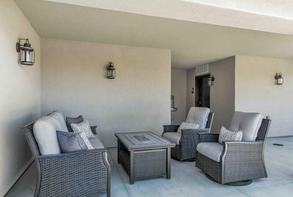 Stylish 3-bedroom Townhouse Near St. George with Hot Tub and Mountain Views - Santa Clara, Utah