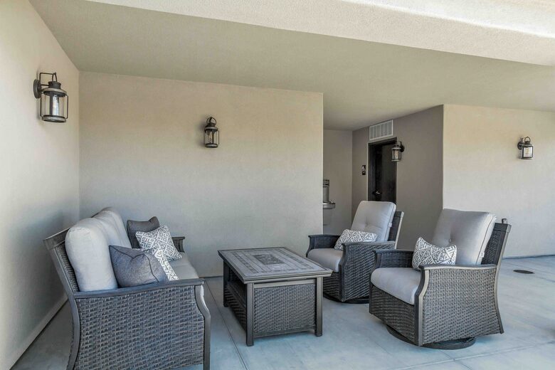 Stylish 3-bedroom Townhouse Near St. George with Hot Tub and Mountain Views - Santa Clara, Utah