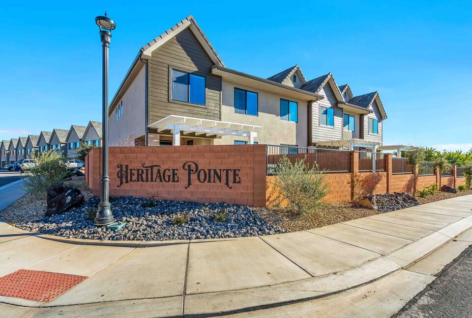 Stylish 3-bedroom Townhouse Near St. George with Hot Tub and Mountain Views - Santa Clara, Utah